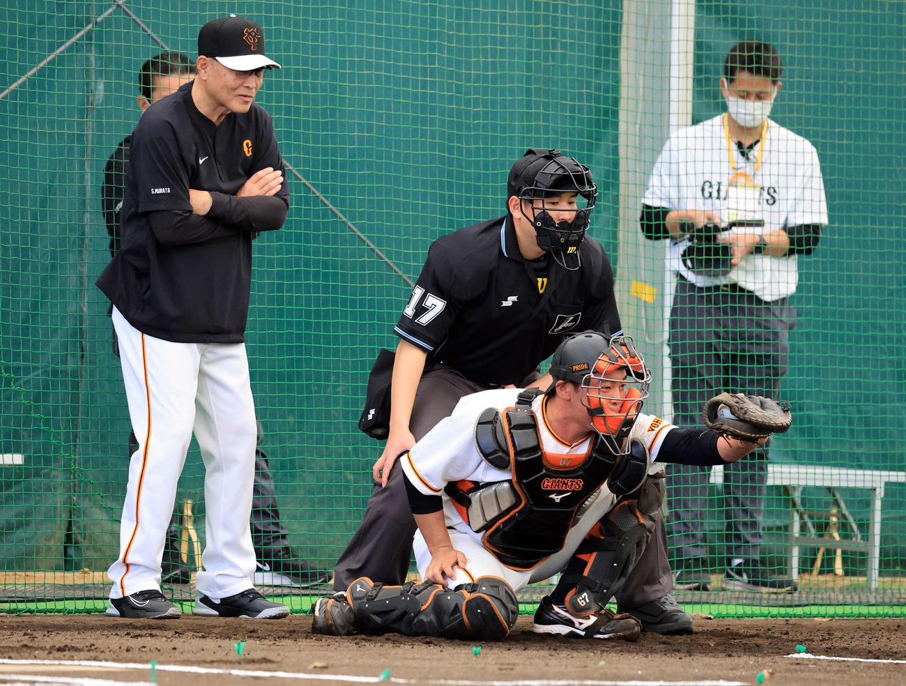 巨人菅野のボールを受ける山瀬（2023年2月16日撮影）