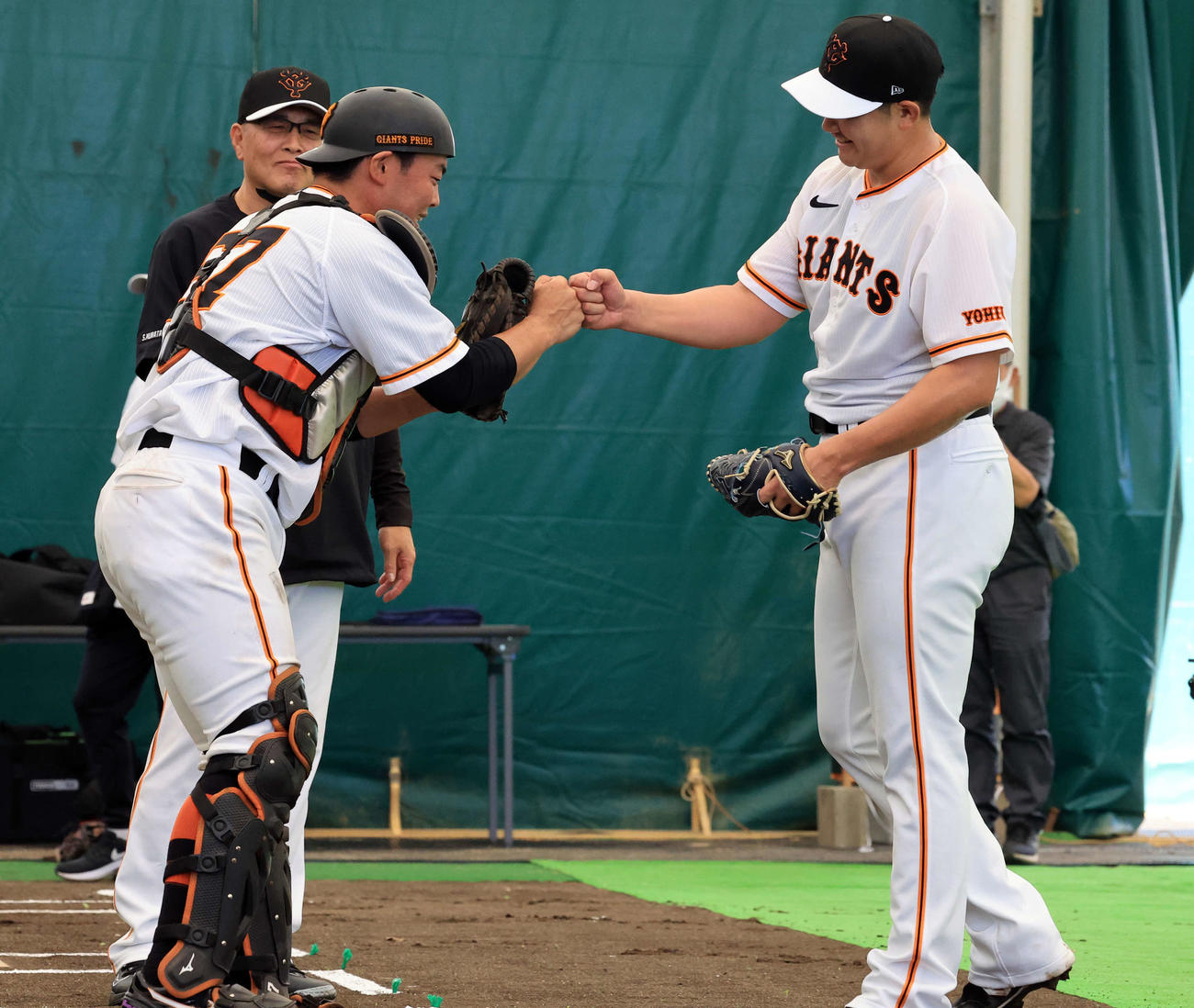 ブルペン投球を終えた巨人菅野は山瀬とグータッチ（2023年2月16日撮影）