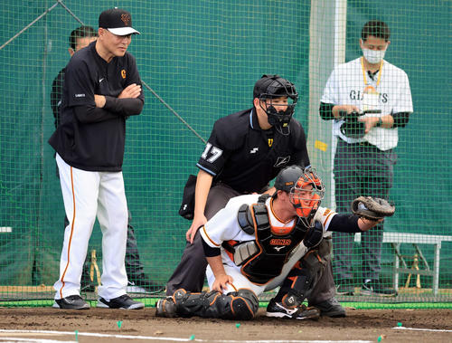 巨人菅野のボールを受ける山瀬（2023年2月16日撮影）