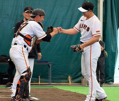 ブルペン投球を終えた巨人菅野は山瀬とグータッチ（2023年2月16日撮影）