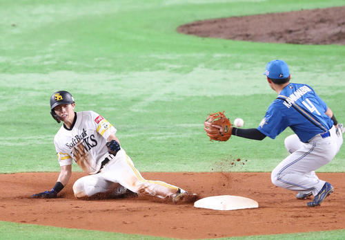 ソフトバンク対日本ハム　延長10回裏ソフトバンク無死一塁、打者近藤のとき一塁走者の周東は二盗成功（撮影・梅根麻紀）