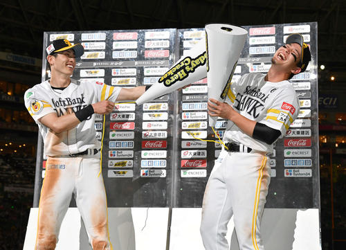 ソフトバンク対日本ハム　日本ハムにサヨナラ勝ちし、勝利のクラッカー発射前におどける周東（左）と栗原（撮影・岩下翔太）