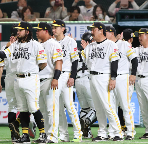 ソフトバンク対日本ハム　日本ハムに勝利しナインを出迎える東浜と藤本監督（撮影・梅根麻紀）