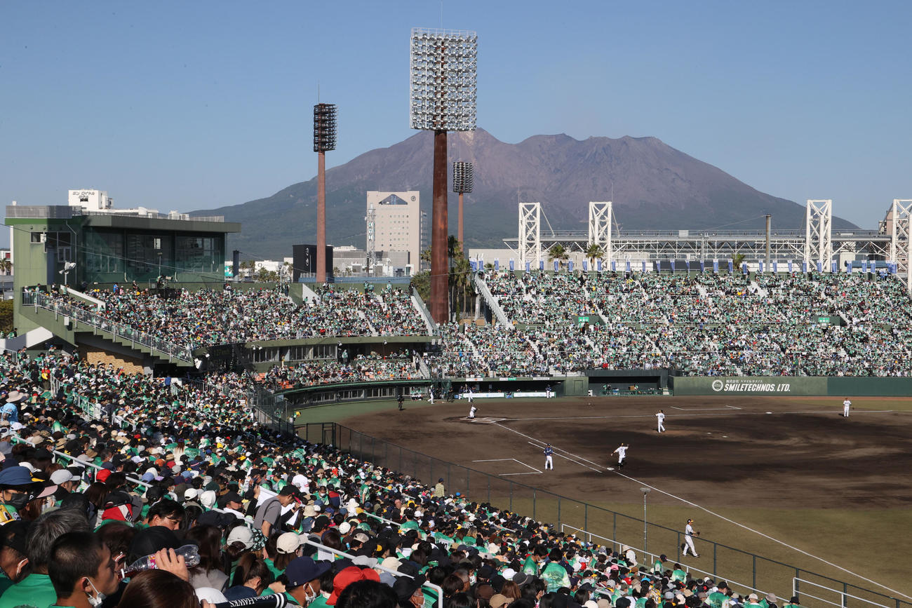 桜島を後方に望む鹿児島の平和リース球場で行われたソフトバンク－西武戦（2023年4月9日撮影）