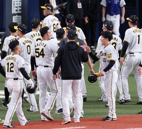阪神対DeNA　初勝利の富田は加治屋（左）からウイニングボールを手渡され…（2023年4月1日撮影）