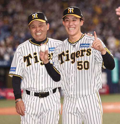 プロ初勝利を挙げた富田（右）は、岡田監督と笑顔を見せる（2023年4月1日撮影）