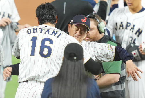 世界一を決め、大谷（左）とハグする栗山監督（2023年3月21日撮影）