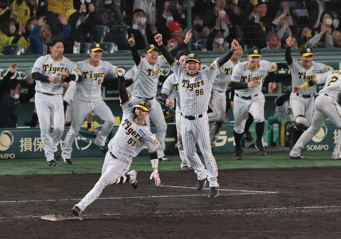阪神対広島　9回裏阪神2死満塁、中野は左越え逆転サヨナラ二塁打を放ちガッツポーズする（撮影・上田博志）