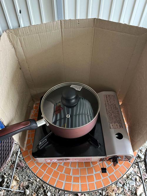 自宅ガレージにカセットコンロと手鍋を準備して日本ハム・ポンセ投手に贈るコーヒーを焙煎してみた(撮影・永野高輔)