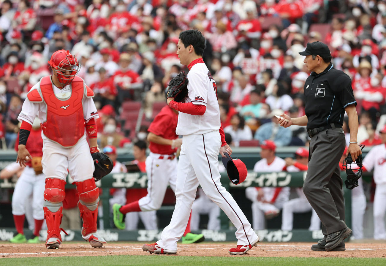 広島対DeNA 9回表DeNA2死一、二塁、代打の楠本に勝ち越し適時打を浴びた栗林（撮影・加藤孝規）