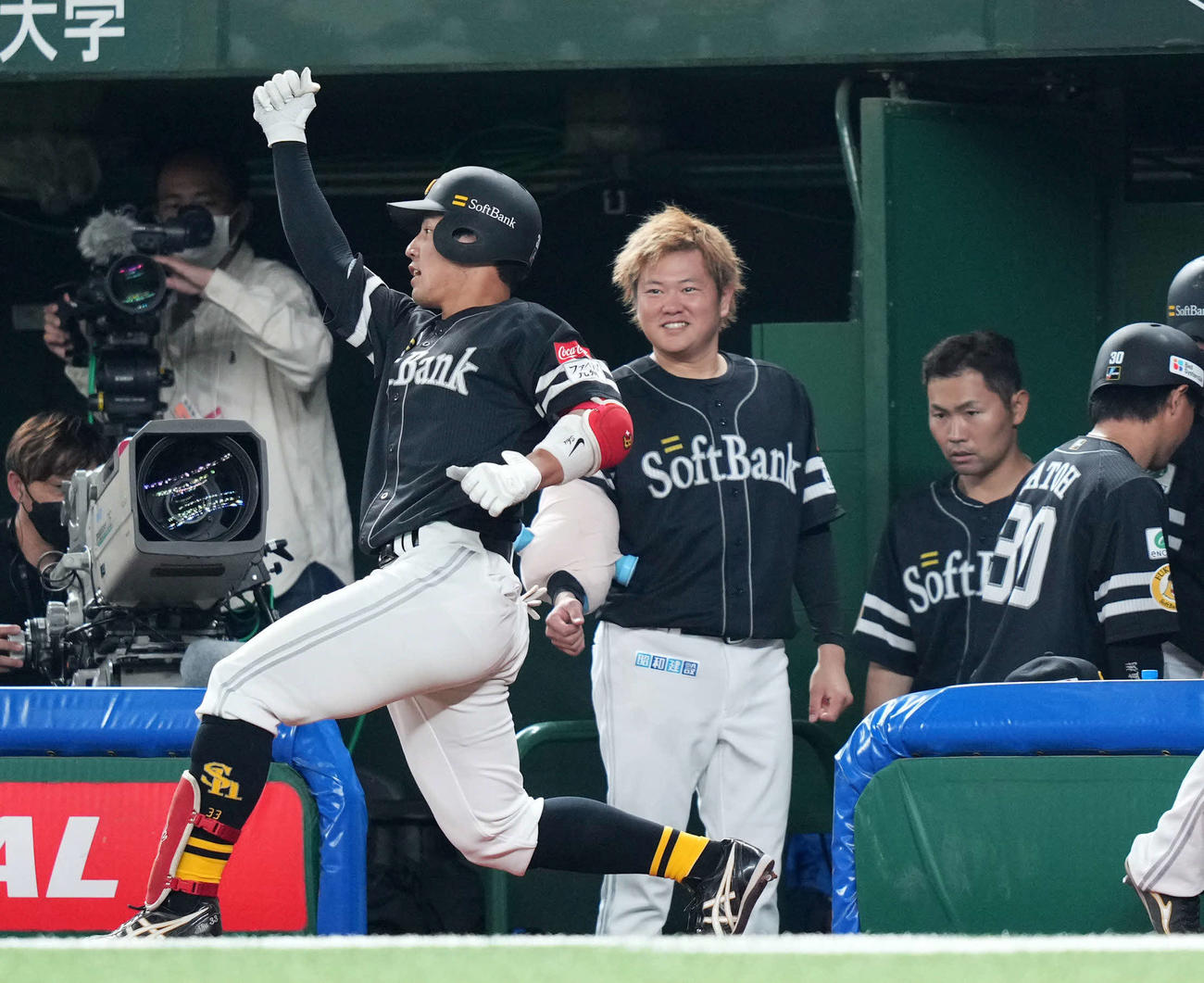 左越え本塁打を放ち熱男ポーズをする増田（左）（2023年4月19日撮影）