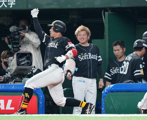 左越え本塁打を放ち熱男ポーズをする増田（左）（2023年4月19日撮影）