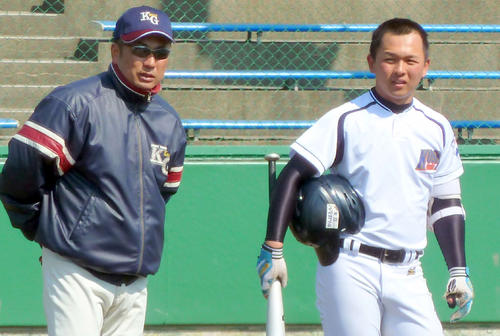 練習中に話す光星学院の仲井監督（左）と田村主将（2012年撮影）