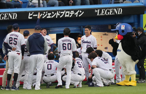 ヤクルト対阪神　試合前、威勢良く声出しする奥村（中央）（撮影・狩俣裕三）