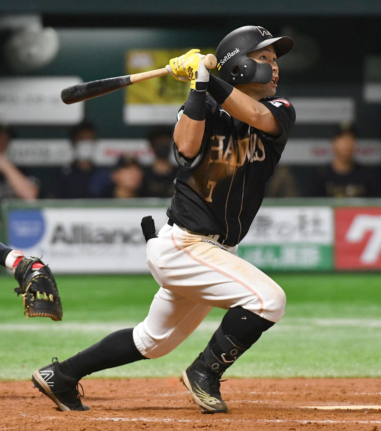 ソフトバンク対オリックス　8回裏ソフトバンク1死二塁、中村晃は同点右越え2点本塁打を放つ（撮影・岩下翔太）