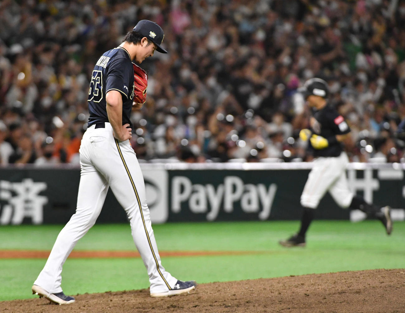 ソフトバンク対オリックス　8回裏ソフトバンク1死二塁、中村晃（右）に同点右越え2点本塁打を打たれ、肩を落とすオリックス山崎颯（撮影・岩下翔太）