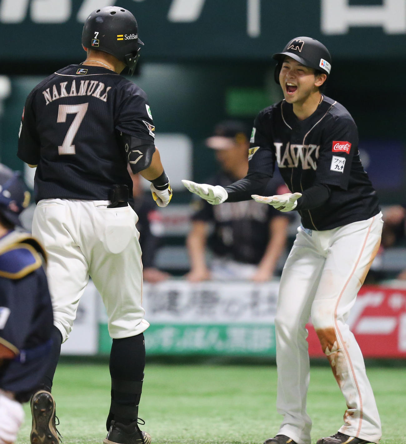 ソフトバンク対オリックス　8回裏ソフトバンク1死二塁、中村晃は右越えに2点本塁打を放つ（撮影・冨田成美）