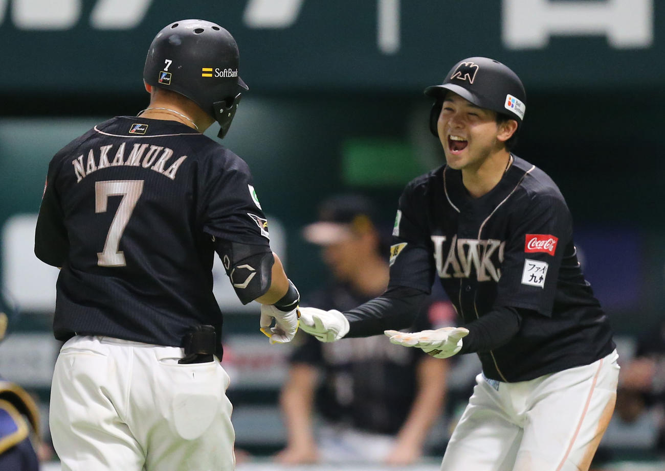 ソフトバンク対オリックス　8回裏ソフトバンク1死二塁、中村晃は右越えに2点本塁打を放つ（撮影・冨田成美）