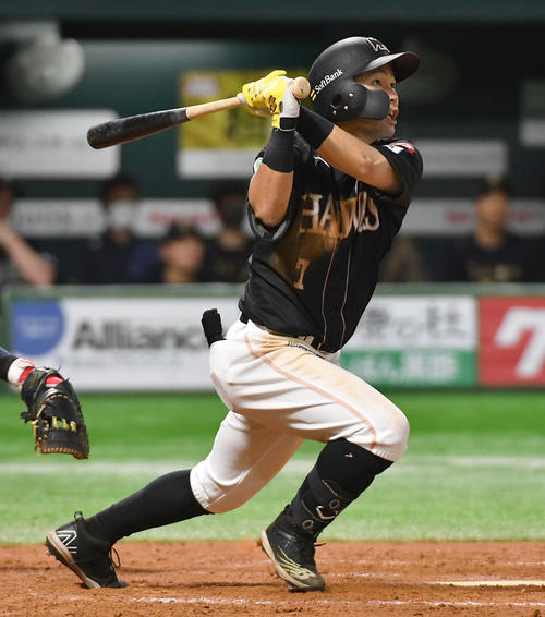 ソフトバンク対オリックス　8回裏ソフトバンク1死二塁、中村晃は同点右越え2点本塁打を放つ（撮影・岩下翔太）