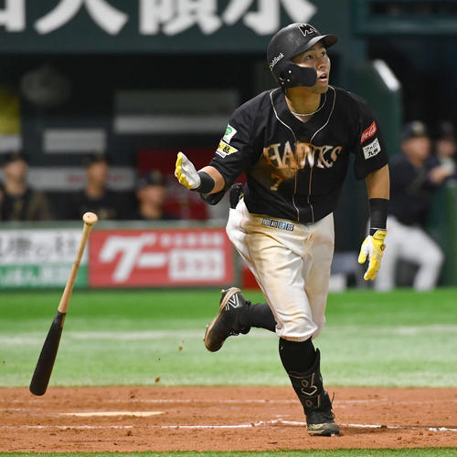 ソフトバンク対オリックス　8回裏ソフトバンク1死二塁、中村晃は同点右越え2点本塁打を放つ（撮影・岩下翔太）