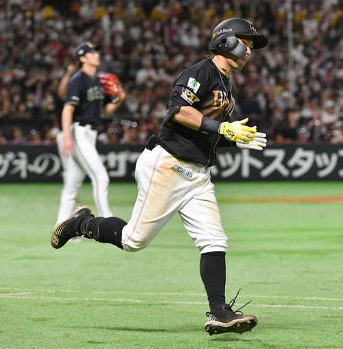 ソフトバンク対オリックス　8回裏ソフトバンク1死二塁、山崎颯（左）から同点右越え2点本塁打を放った中村晃（撮影・岩下翔太）