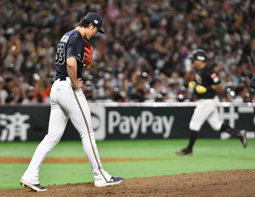 ソフトバンク対オリックス　8回裏ソフトバンク1死二塁、中村晃（右）に同点右越え2点本塁打を打たれ、肩を落とすオリックス山崎颯（撮影・岩下翔太）
