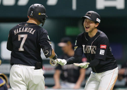 ソフトバンク対オリックス　8回裏ソフトバンク1死二塁、中村晃は右越えに2点本塁打を放つ（撮影・冨田成美）