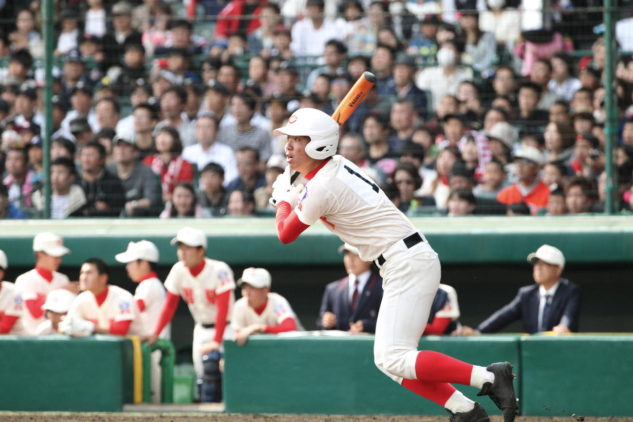 16年3月　第88回選抜高校野球大会　決勝　智弁学園対高松商　延長11回裏智弁学園2死一塁、サヨナラの中越え適時二塁打を放つ村上頌樹