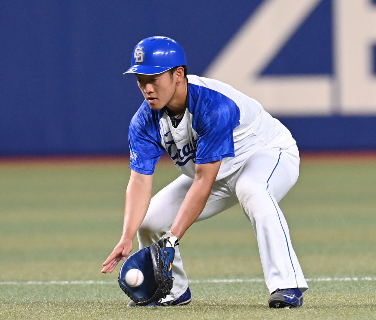試合前、遊撃手の守備位置でノックを受ける山浅龍之介（2023年5月6日撮影）