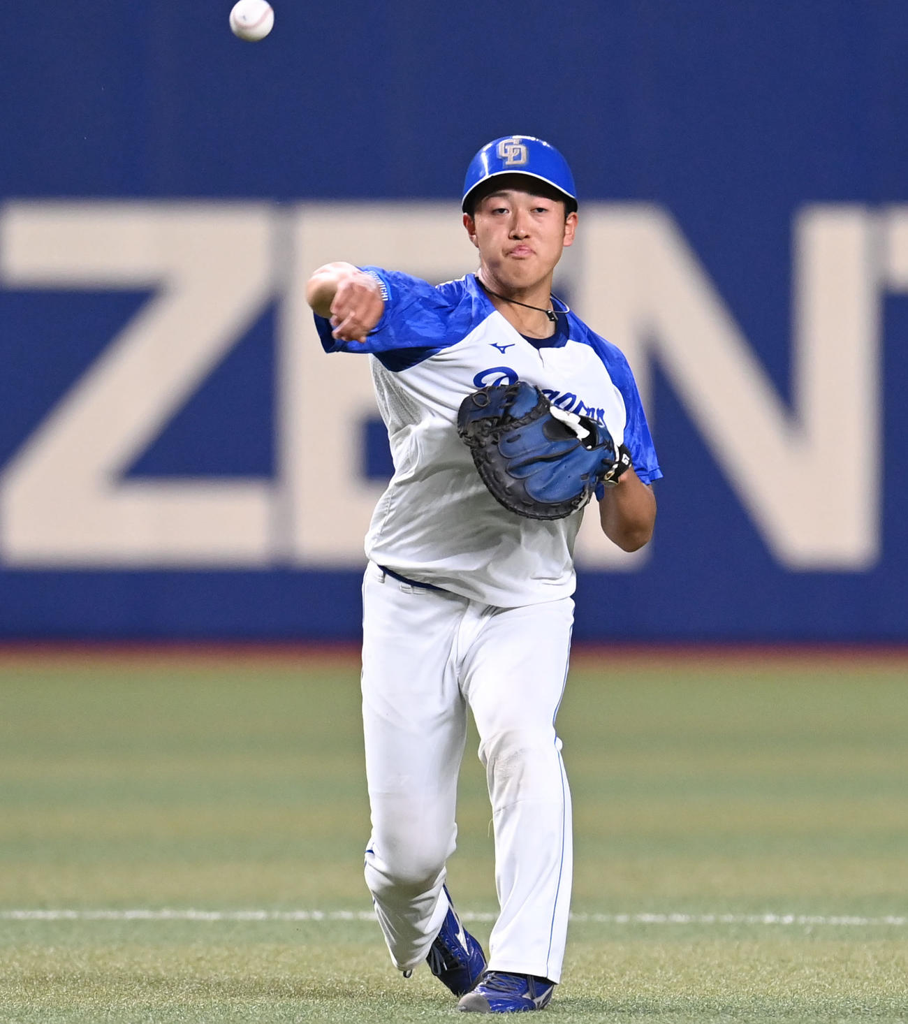 試合前、遊撃手の守備位置でノックを受ける山浅龍之介（2023年5月6日撮影）
