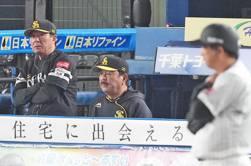 5日ロッテ戦、ベンチで浮かない表情のソフトバンク藤本監督（中央）