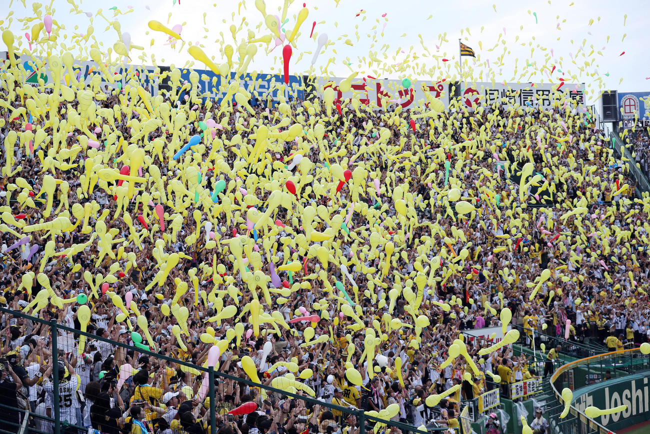 ジェット風船を飛ばして応援する阪神ファン（2019年9月29日撮影）