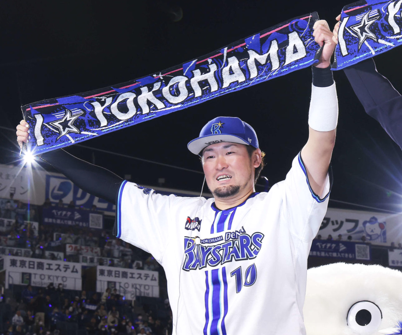 お立ち台で「I☆YOKOHAMA」タオルを掲げるDeNA戸柱恭孝（2023年4月撮影）
