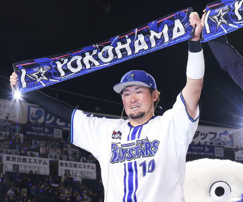 お立ち台で「I☆YOKOHAMA」タオルを掲げるDeNA戸柱恭孝（2023年4月撮影）