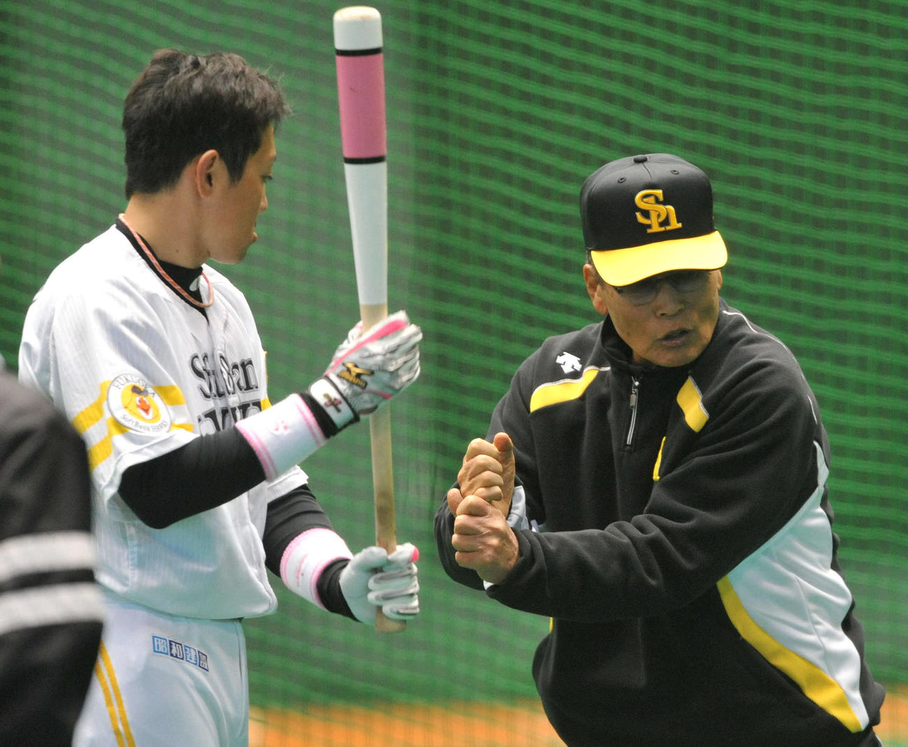 2012年ソフトバンク春季キャンプ　室内で内川聖一に打撃指導する中西太臨時コーチ（右）