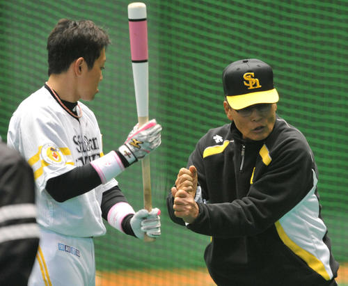 2012年ソフトバンク春季キャンプ　室内で内川聖一に打撃指導する中西太臨時コーチ（右）