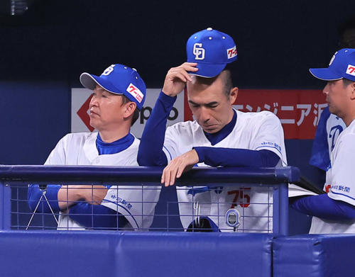 ベンチで厳しい表情の立浪和義監督（左）と和田一浩コーチ（2023年5月18日撮影）