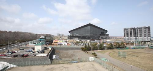 Fビレッジ内にある日本ハムの新球場エスコンフィールド北海道。北広島高校屋上から定点撮影　（2023年3月24日撮影）