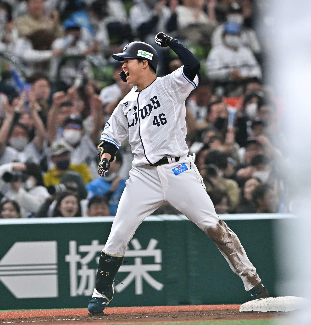 ベンチへ向かいガッツポーズする西武鈴木将平（2023年5月13日撮影）