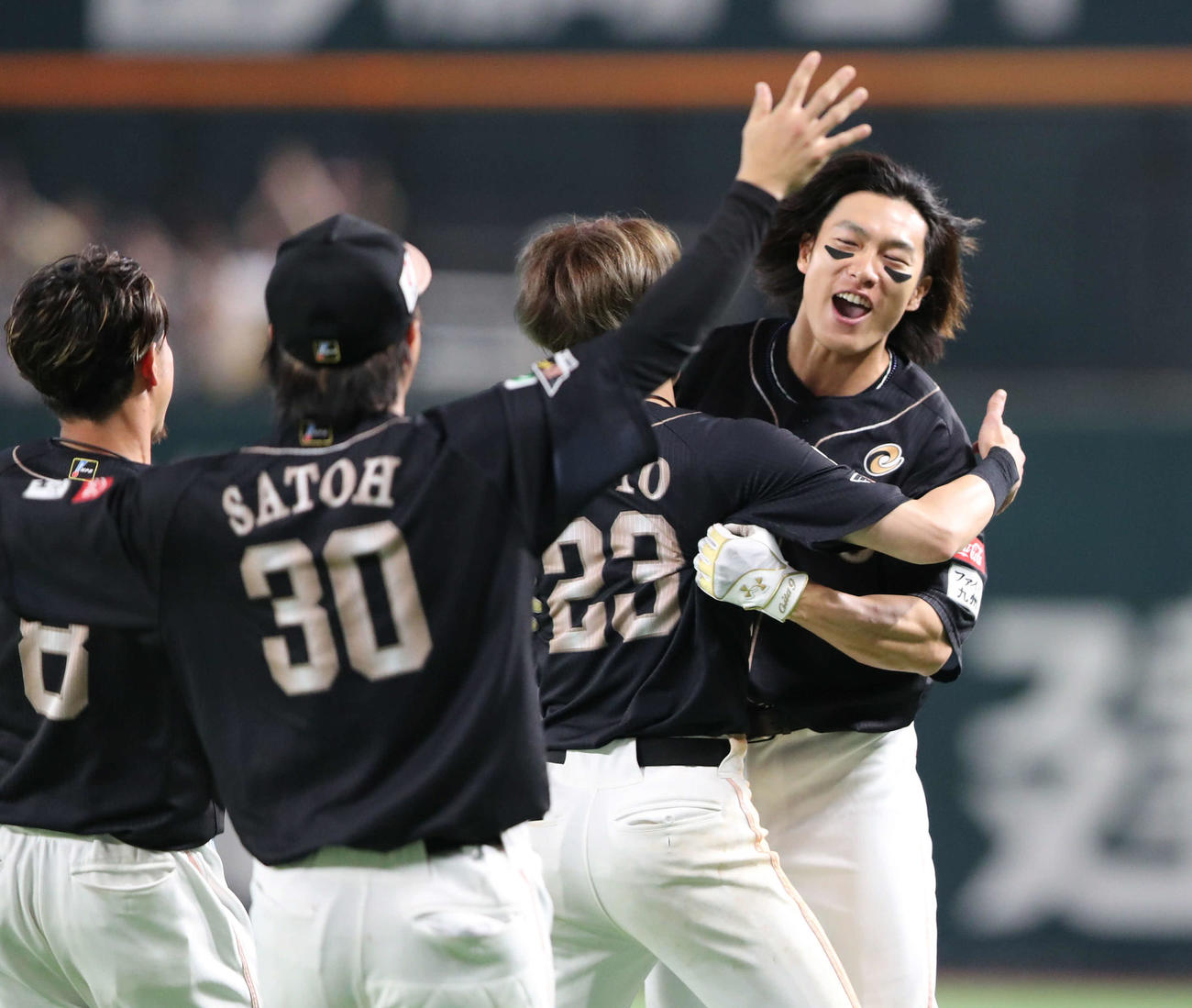 ソフトバンク対ロッテ　12回裏ソフトバンク1死一、三塁、柳田は右前サヨナラ適時打を放ち、ナインと抱き合って喜ぶ（撮影・梅根麻紀）