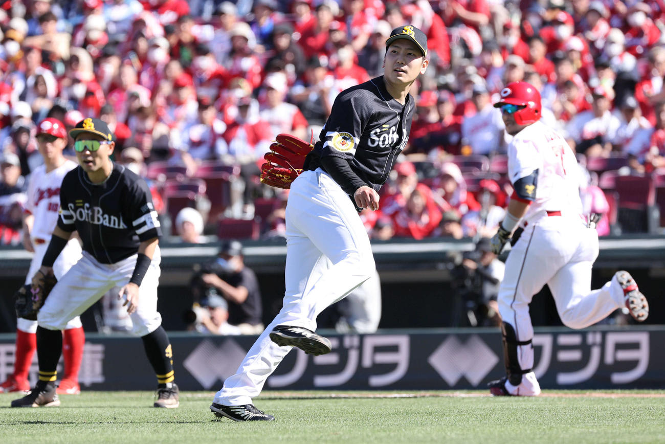6回裏広島無死二塁、会沢の投前への打球を三塁に悪送球する石川（撮影・加藤孝規）