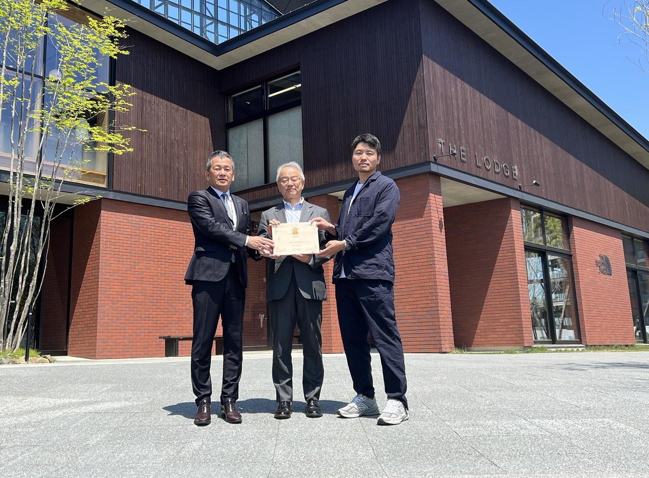 登録証の交付式に出席した（左から）小村球団社長と土屋道副知事、三五工務店の田中社長（2023年6月8日撮影）