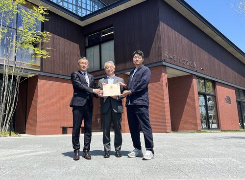 登録証の交付式に出席した（左から）小村球団社長と土屋道副知事、三五工務店の田中社長（2023年6月8日撮影）