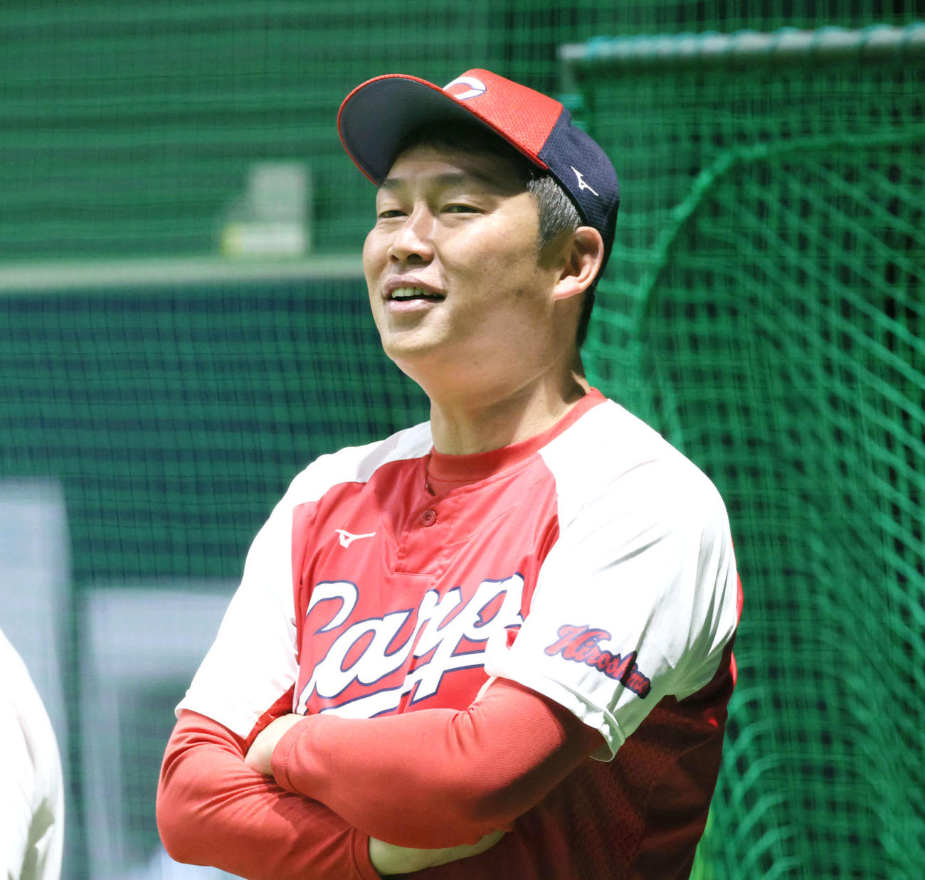 練習を見守る広島新井監督（2023年5月撮影）