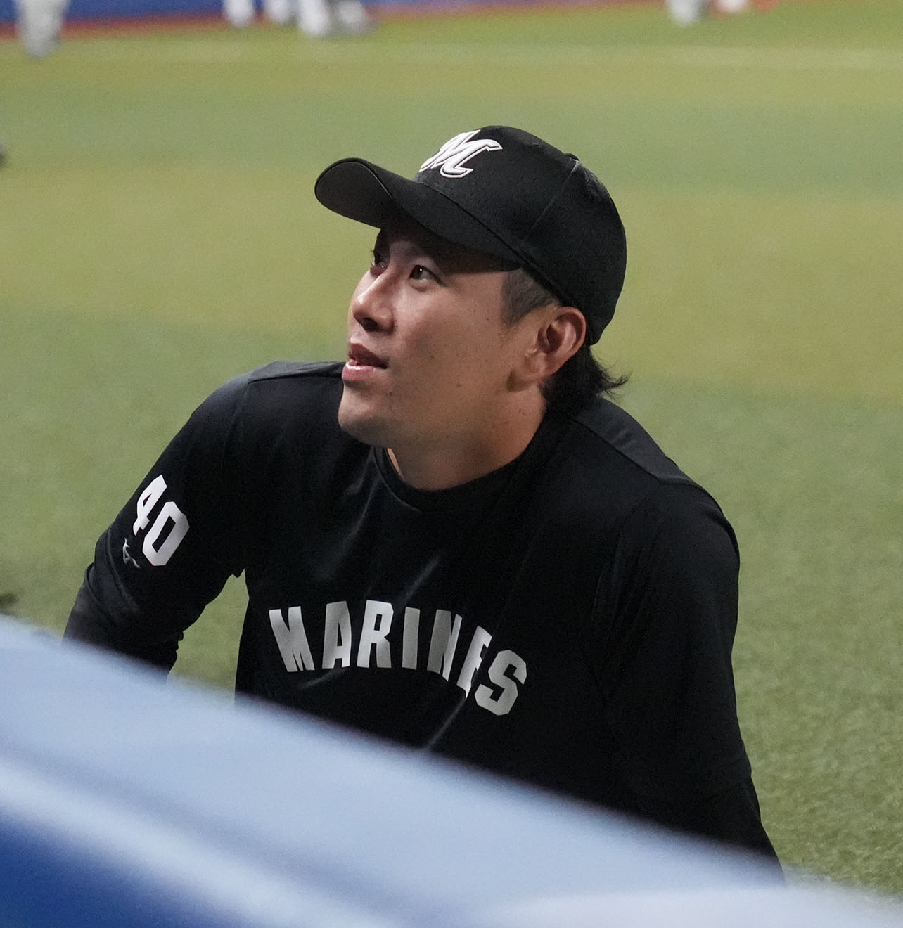 中日対ロッテ　試合前、チームメイトと言葉を交わすロッテ西村（撮影・森本幸一）
