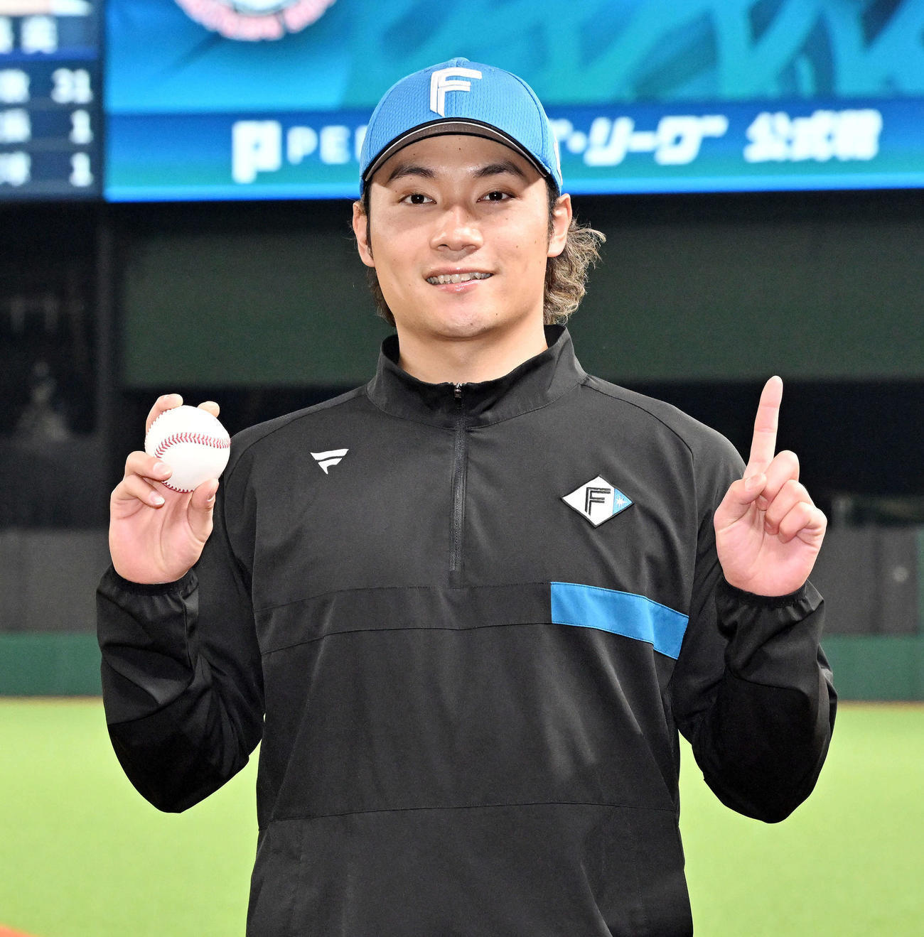 5月2日西武戦で今季初勝利の日本ハム伊藤大海は記念球を手に「1」ポーズ