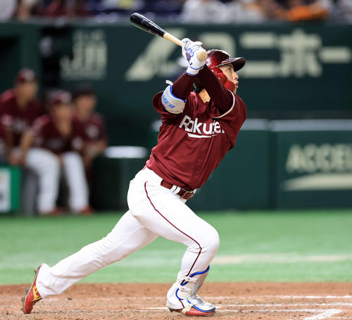 巨人対楽天　8回表楽天2死二塁、小郷は右中間に勝ち越し2点本塁打を放つ（2023年6月16日撮影）