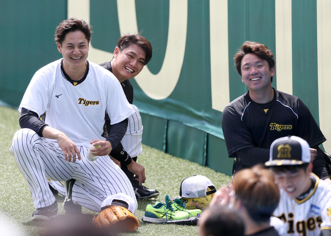 左から大竹、西純、村上、才木ら（2023年4月撮影）