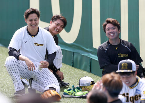 左から大竹、西純、村上、才木ら（2023年4月撮影）