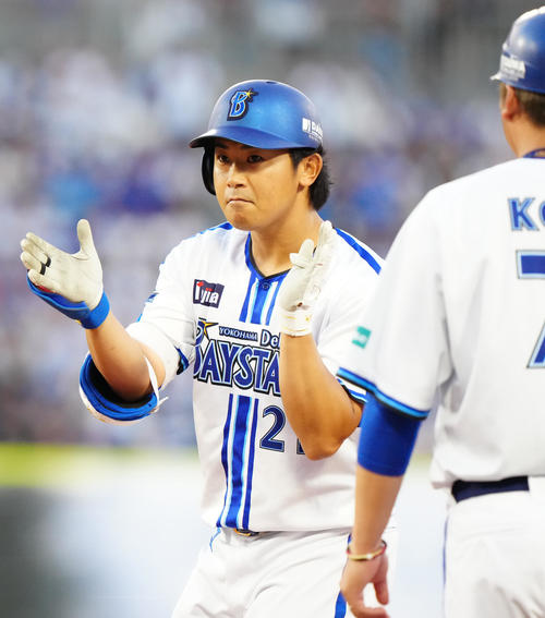 DeNA対日本ハム　2回裏DeNA2死一、二塁、内野安打を放ち手をたたく今永（撮影・江口和貴）